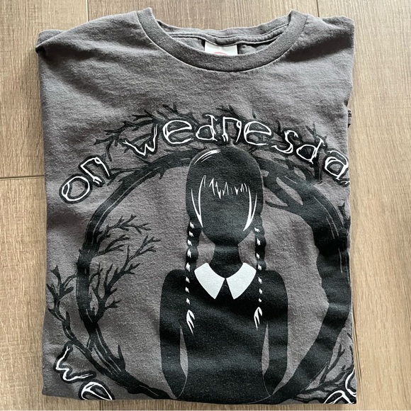 Delta Tops - Gray‎ Wednesday T-shirt “On Wednesdays We Wear Black" Addams Family Tee M/L MGM